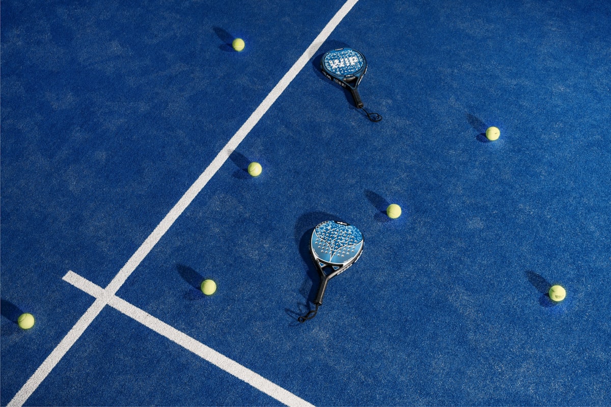 Terrain de padel bleu avec raquettes et balles