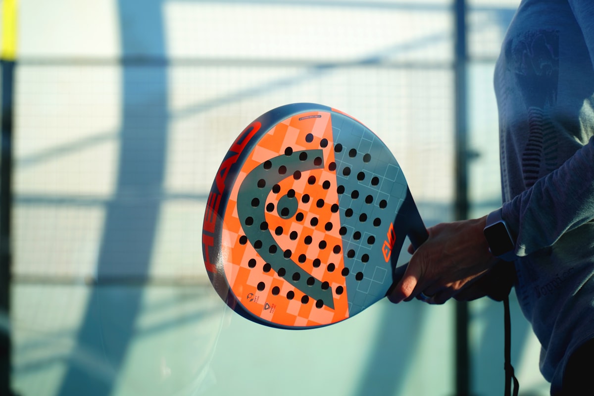 Raquette de padel en main sur un terrain extérieur, à Saint-Vincent-de-Tyrosse